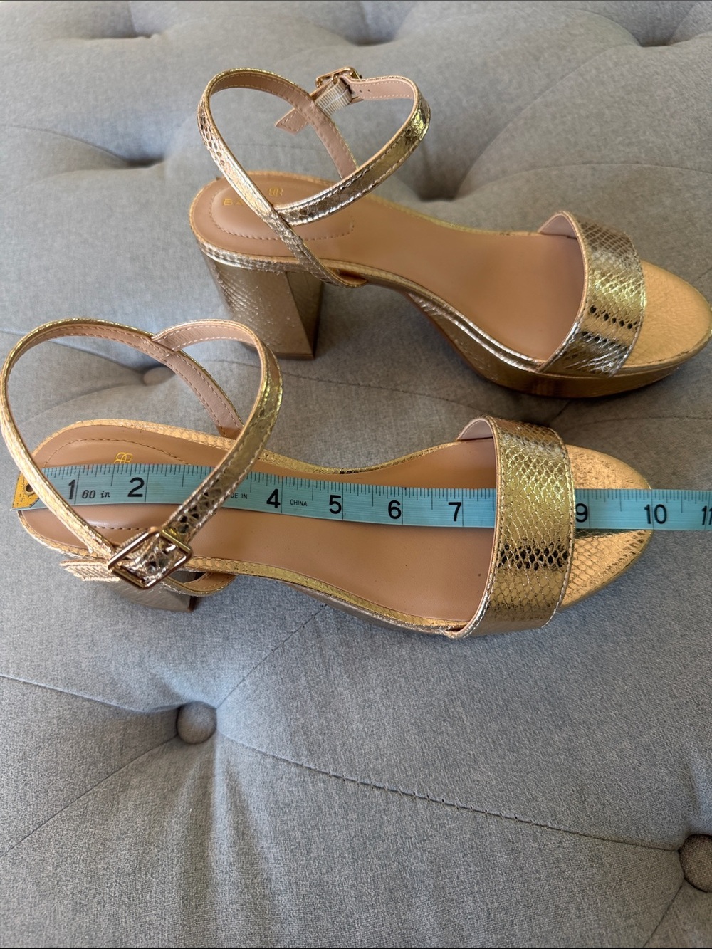 Bandolino Gold Snakeskin Texture Block Heel Sandals size 8 - 8.5 - Picture 6 of 8